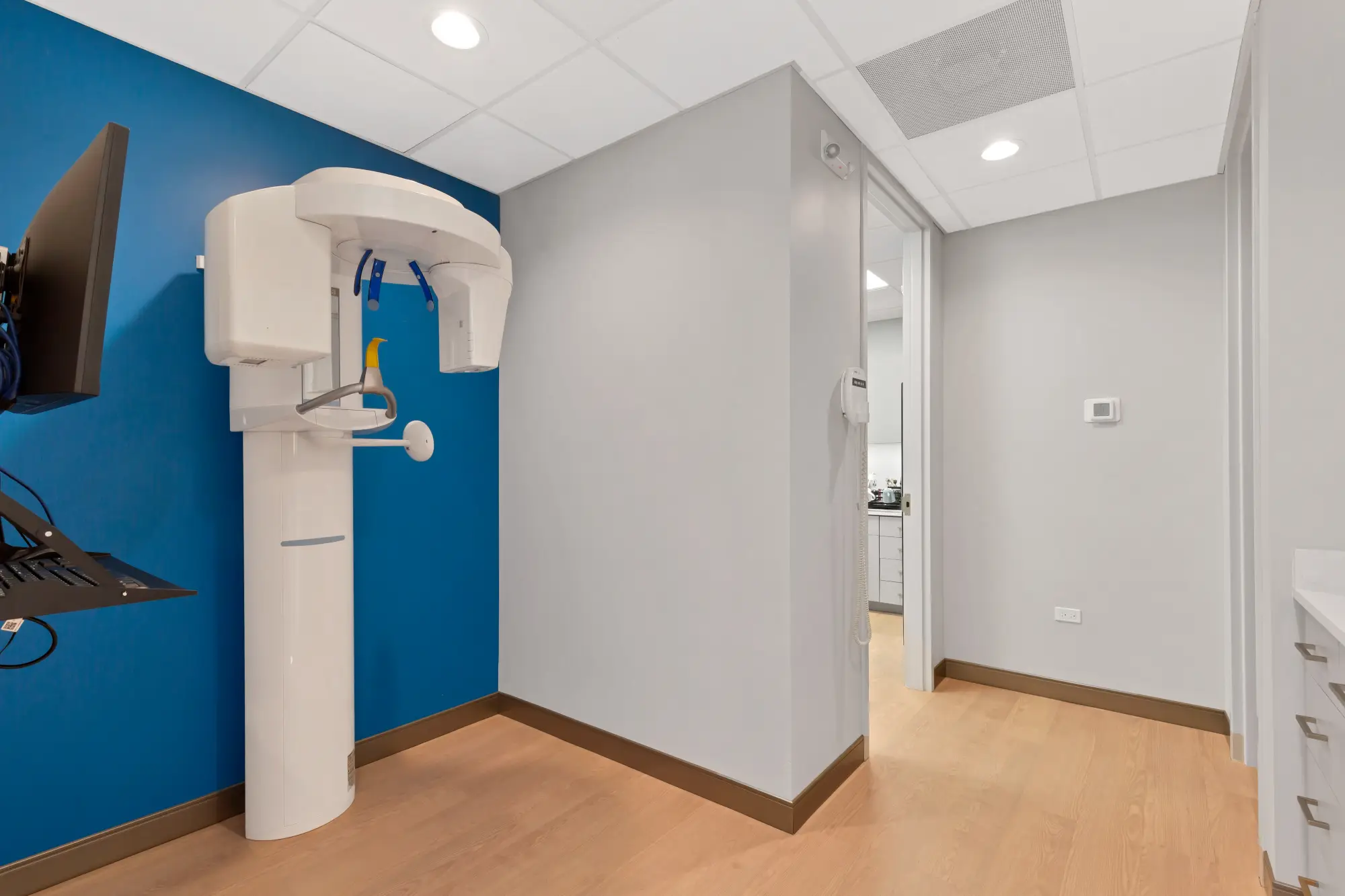 Imaging room with a panoramic X-ray unit against a blue wall