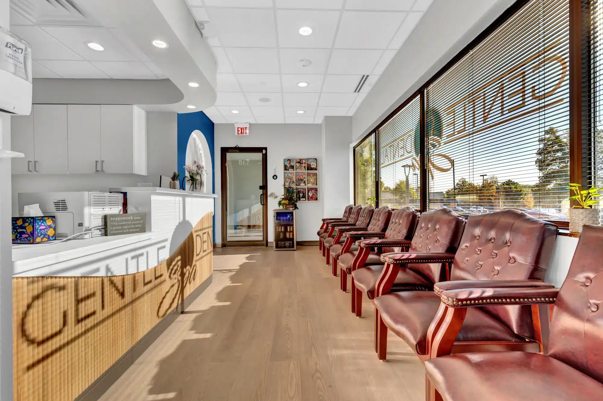 Waiting room and reception seen from the entrance